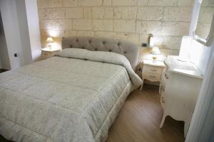 1 dormitorio con 1 cama grande y 2 mesitas de noche en L'Angolo del Salento, en Oria