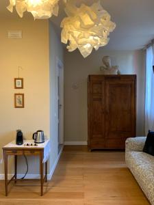 a living room with a coffee table and a chandelier at Casa Agostini Bed and Breakfast in Farra di Soligo +47 photos