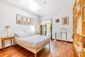 a bedroom with a bed and a book shelf at La maison du Médoc in Avensan