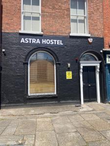 un edificio nero con scritto sopra "ospedale Aseria" di Astra Hostel a Dublino Altre 37 foto