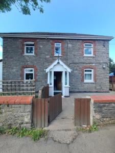 拉斯盖特保图姆Oakwood Airport Accommodation的前面有门的砖房