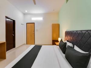 Postel nebo postele na pokoji v ubytování Collection O RBS Classic Stay Nacharam Mallapur Road + 23 fotografií