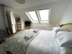 Ένα ή περισσότερα κρεβάτια σε δωμάτιο στο Pass the Keys Cosy Spacious Cottage with Views and Garden