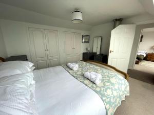 Ένα ή περισσότερα κρεβάτια σε δωμάτιο στο Pass the Keys Cosy Spacious Cottage with Views and Garden