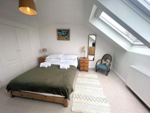 Ένα ή περισσότερα κρεβάτια σε δωμάτιο στο Pass the Keys Cosy Spacious Cottage with Views and Garden