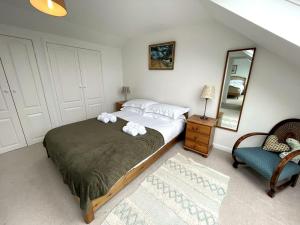 Ένα ή περισσότερα κρεβάτια σε δωμάτιο στο Pass the Keys Cosy Spacious Cottage with Views and Garden