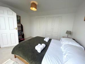 Ένα ή περισσότερα κρεβάτια σε δωμάτιο στο Pass the Keys Cosy Spacious Cottage with Views and Garden