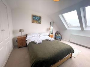 Ένα ή περισσότερα κρεβάτια σε δωμάτιο στο Pass the Keys Cosy Spacious Cottage with Views and Garden