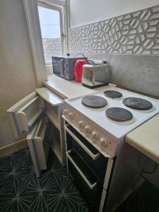 Η κουζίνα ή μικρή κουζίνα στο The Lookout, Elegant Sea-View Apartment with Balcony, Private Parking