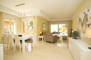 comedor y sala de estar con mesa y sillas en Villas Altos De Marbella, en Marbella