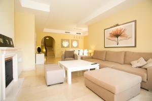 マルベーリャにあるVillas Altos De Marbellaのソファとテーブルのあるリビングルーム