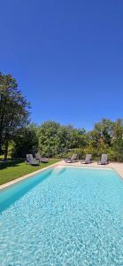 una gran piscina con sillas y agua azul en F5 Escapade, maison, lac, riviére, Rabinon ,VAR., en Le Muy