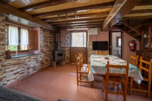 ein Esszimmer mit Tisch und Stühlen in der Unterkunft Casa Rural En Picos De Europa in Labra