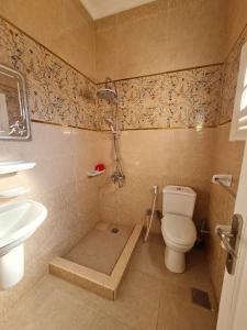 une salle de bain avec toilettes et lavabo dans l'établissement فيلا مارينا 2, à El Alamein