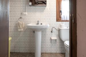 ein Badezimmer mit Waschbecken und Toilette in der Unterkunft Casa Rural En Picos De Europa in Labra + 23 Fotos