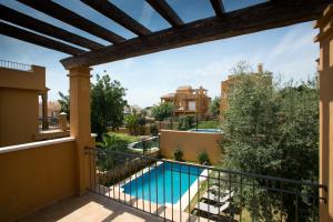 マルベーリャにあるVillas Altos De Marbellaのスイミングプール付きのヴィラのバルコニーから景色を望めます。
