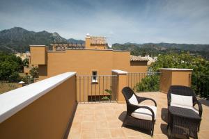 マルベーリャにあるVillas Altos De Marbellaの家のバルコニーに座る椅子2脚