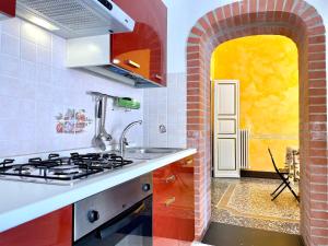 Nhà bếp/bếp nhỏ tại New Italy Luxury Italian Flat in centro storico
