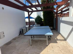 eine blaue Tischtennisplatte auf einer Terrasse in der Unterkunft Villa Aqua Sunrise 1km From Beach With Sea Views in Coral Bay + 27 Fotos