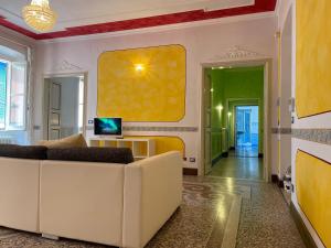 TV/trung tâm giải trí tại New Italy Luxury Italian Flat in centro storico