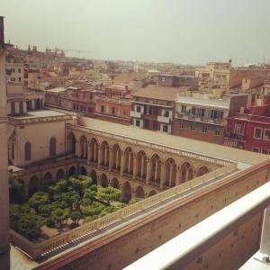 Blick auf die Stadt von einem Gebäude in der Unterkunft Buonarroti Guest House in Rom