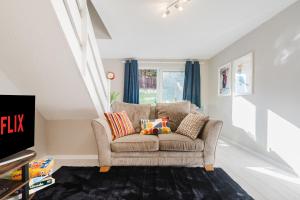 Μια τηλεόραση ή/και κέντρο ψυχαγωγίας στο Spring Grove 2 Bedroom House with Garden and Free Parking