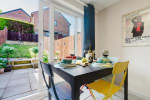 Αίθριο ή υπαίθριος χώρος στο Spring Grove 2 Bedroom House with Garden and Free Parking