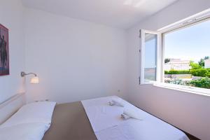 En eller flere senge i et værelse på Apartments Niks + 34 billeder