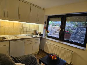 Kuchyň nebo kuchyňský kout v ubytování Ferienwohnung Löhr Essen Kettwig
