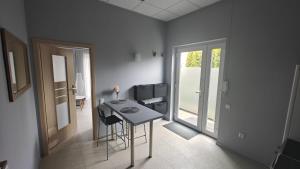 une pièce avec une table et des chaises dans une pièce dans l'établissement Apartament, Mieszkanie, à Poznań