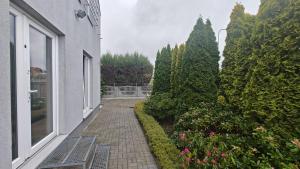 une passerelle en briques avec un banc à côté d'un bâtiment dans l'établissement Apartament, Mieszkanie, à Poznań
