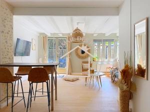 Μια τηλεόραση ή/και κέντρο ψυχαγωγίας στο Le Balcon des Rois