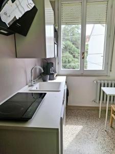 Kuchyň nebo kuchyňský kout v ubytování Nessun dorma b&b Pesaro