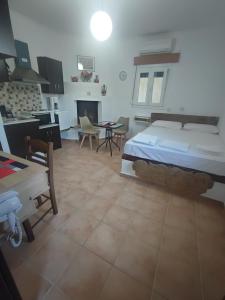 a bedroom with a bed and a kitchen with a table at Porto Mesta in Mestá