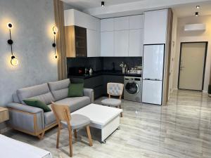 ein Wohnzimmer mit Couch und Küche in der Unterkunft Sea Breeze in Nardaran