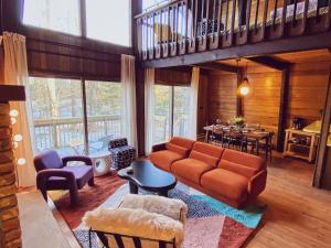 Χώρος καθιστικού στο Designer Poconos Chalet I Ski, Skate, Lakes, Family-Friendly +30 φωτογραφίες
