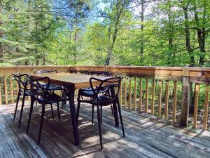 Μπαλκόνι ή βεράντα στο Designer Poconos Chalet I Ski, Skate, Lakes, Family-Friendly