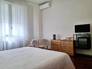 TV a/nebo společenská místnost v ubytování Nessun dorma b&b Pesaro