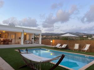 Bazén v ubytování Villa Daphne - Coral Bay - Surrounded by Nature - Absolute Privacy nebo v jeho okolí