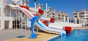 シャルム・エル・シェイクにあるSharm hills sea viewのリゾート内のプールのウォータースライダー