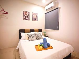 ein Zimmer mit einem Bett und einem Flachbildfernseher in der Unterkunft Ipoh Manhattan Waterpark Suite by City Home Empire MHA306 in Ipoh