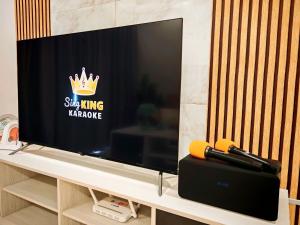 ein Flachbildfernseher auf einem Regal in der Unterkunft Ipoh Manhattan Waterpark Suite by City Home Empire MHA306 in Ipoh + 44 Fotos