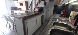 - une cuisine avec un comptoir et un évier dans l'établissement Gites Vert à la mer climatisation dans toutes les pièces, à Port-la-Nouvelle