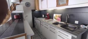une petite cuisine avec un évier et un comptoir dans l'établissement Gites Vert à la mer climatisation dans toutes les pièces, à Port-la-Nouvelle