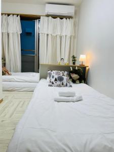 A bed or beds in a room at 上野 秋叶原 附近独栋小洋楼 车站步行3分钟 全新装修 家具家电齐全拎包入住 适合家庭和团队 拎包入住 管理员入住同一栋楼共用浴室