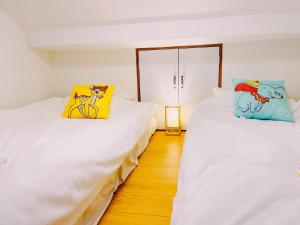 A bed or beds in a room at 上野 秋叶原 附近独栋小洋楼 车站步行3分钟 全新装修 家具家电齐全拎包入住 适合家庭和团队 拎包入住 管理员入住同一栋楼共用浴室