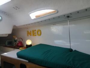 a bedroom with a green bed in a room at Racing Boat in Lisbon