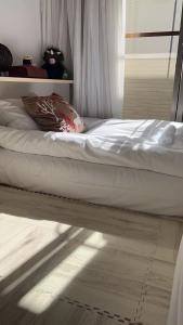 A bed or beds in a room at 上野 秋叶原 附近独栋小洋楼 车站步行3分钟 全新装修 家具家电齐全拎包入住 适合家庭和团队 拎包入住 管理员入住同一栋楼共用浴室
