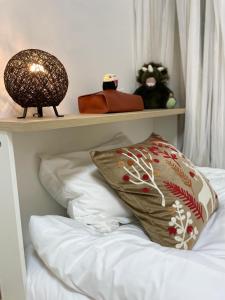 A bed or beds in a room at 上野 秋叶原 附近独栋小洋楼 车站步行3分钟 全新装修 家具家电齐全拎包入住 适合家庭和团队 拎包入住 管理员入住同一栋楼共用浴室