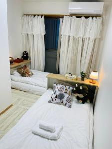 A bed or beds in a room at 上野 秋叶原 附近独栋小洋楼 车站步行3分钟 全新装修 家具家电齐全拎包入住 适合家庭和团队 拎包入住 管理员入住同一栋楼共用浴室